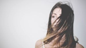 Chyby, kvůli kterým máte neustále mastné vlasy