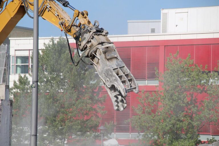 Demolici usnadní těžká technika. Jaká bude potřeba?