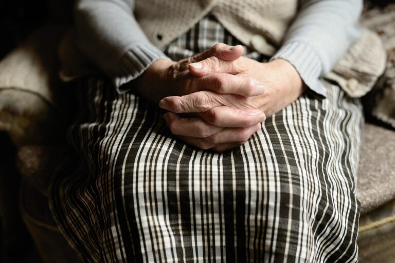 Diskrétně a s úctou: Jak mluvit se seniorem o inkontinenci