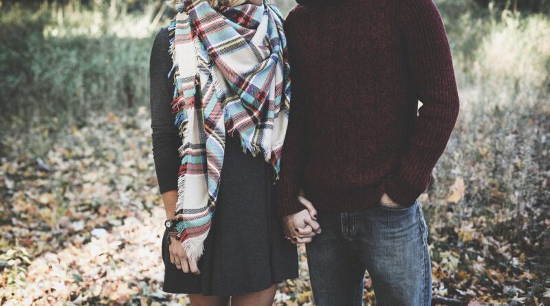 Chladné dny se stylovým outfitem: vrstvení, barvy a textury, které fungují