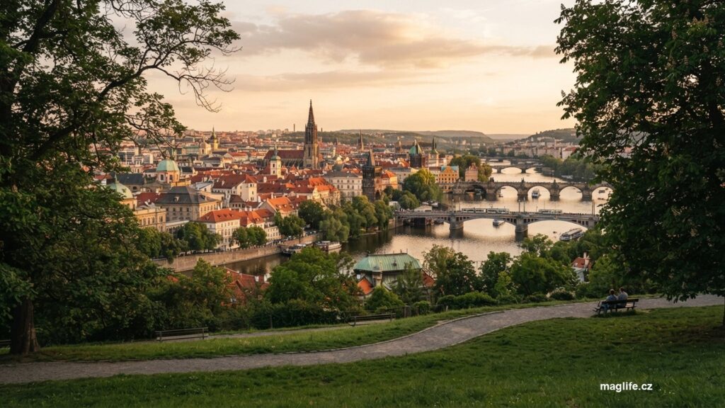 Výhled z parku na kopci na město s červenými střechami a řekou s mosty