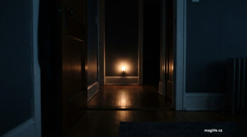 Tmavá chodba s tlumeným nočním světlem u podlahy